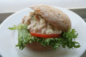 En fralla fylld med tonfiskröra. A bread filled with tuna salad. Leipä jossa on tonnikalatahnaa. 