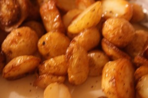 Potatis stekt i gåsfett, potatoes roastes in goose fat, hanhenrasvassa paistettuja perunoita