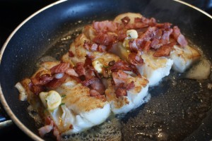 Torsk med bacon, cod with bacon, turskaa ja pekonia